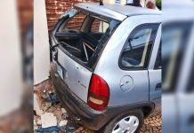 Corsa quase vai parar dentro de residência e acaba abandonado na Rua Nunes Pedrosa