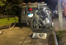 Motociclista sem habilitação tenta fugir da PM, danifica carro e acaba ferido após queda