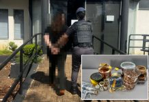 Mulher é contida por populares e presa acusada de furtos à comércios